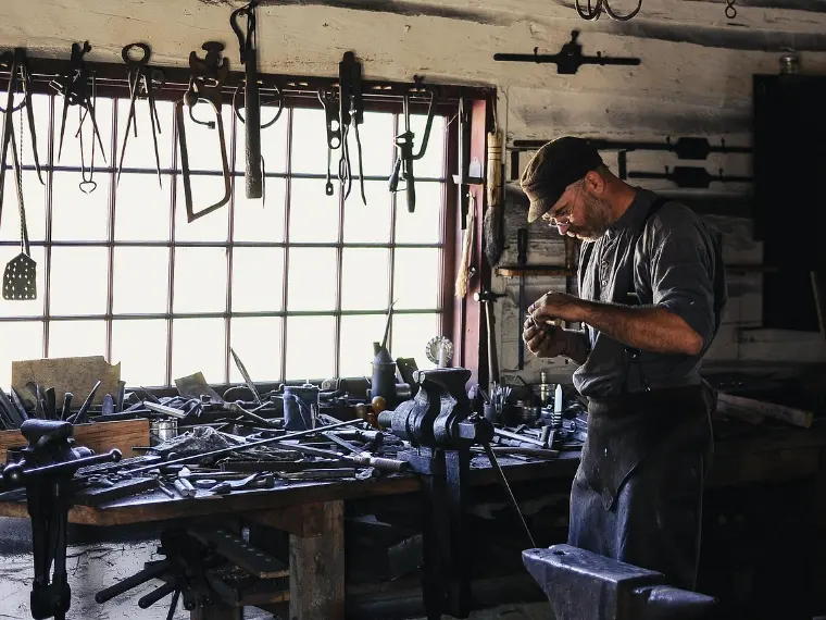 Handwerker bei der Arbeit in seiner Werkstatt