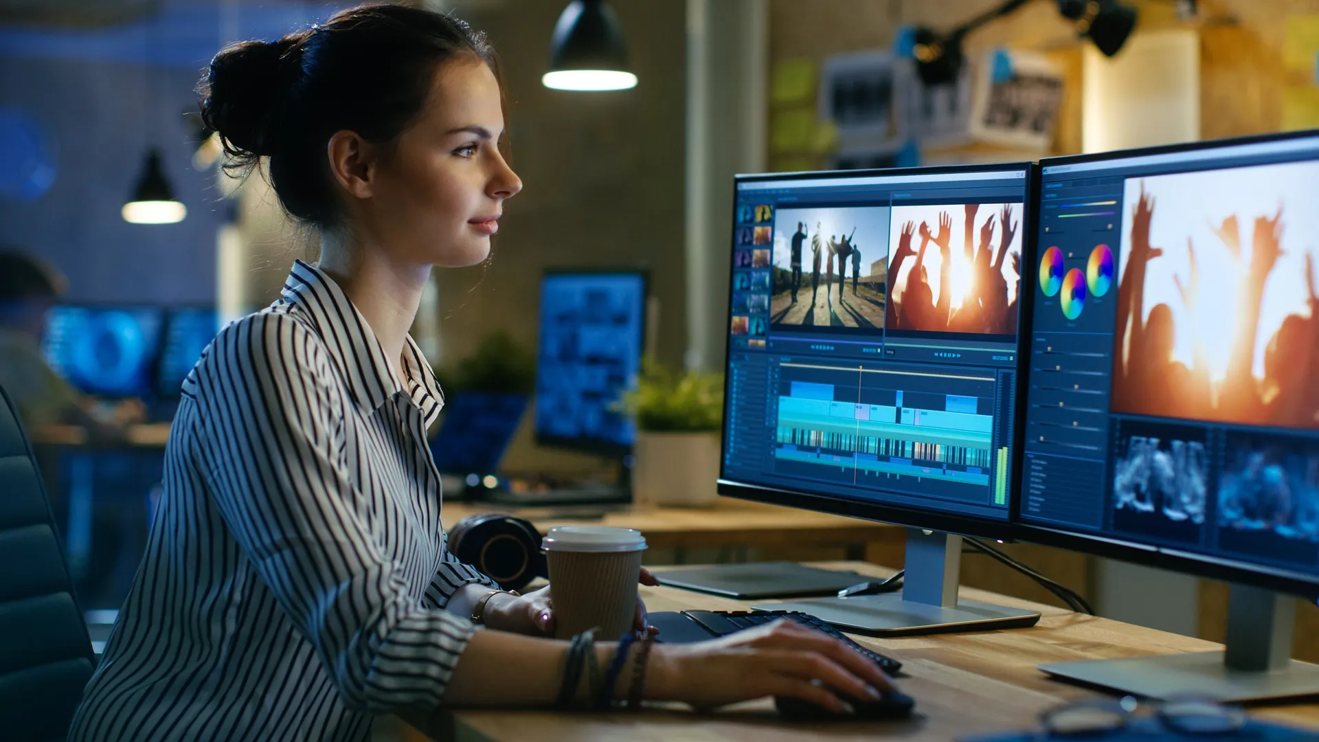 Arbeitsplatz einer Webdesignerin mit zwei Bildschirmen